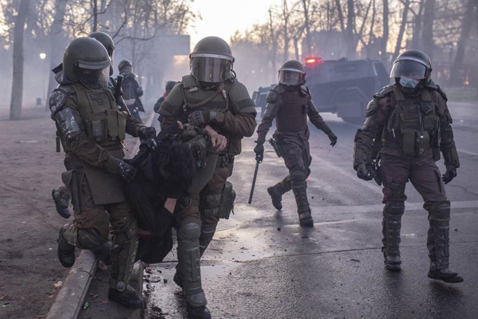 Archivo - Carabineros de Chile detienen a un manifestante durante una de las últimas protestas celebradas en Santiago, Chile.