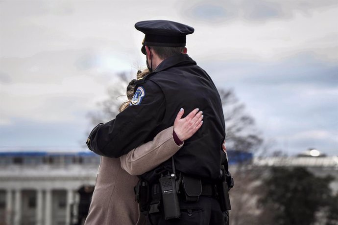 Archivo - FILED - 03 February 2021, US, Washington: Capitol Officer John Hersch embraces his wife Adina at the departure ceremony for late Capitol police officer Brian Sicknick after his lying in honor Congressional Tribute at the East Front of USCapit