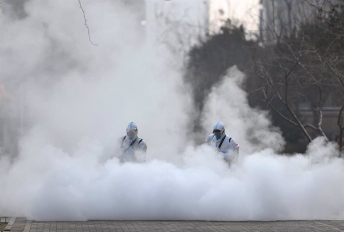 Archivo - 20 January 2021, China, Shijiazhuang: Workers take part in a disinfection campaign to stop the spread of coronavirus (COVID-19) in Shijiazhuang. Photo: -/TPG via ZUMA Press/dpa