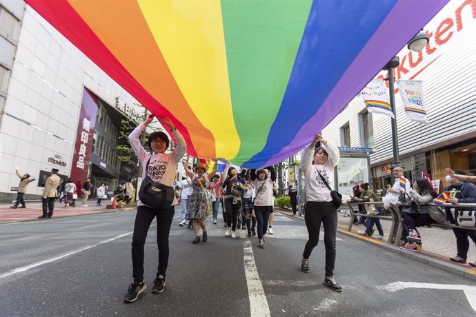 Archivo - 28 April 2019, Japan, Tokyo: Supporters of the lesbian, gay, bisexual and transgender community (LGBT) hold a flag as they march during the Tokyo Rainbow Pride 2019 parade. Photo: Rodrigo Reyes Marin/ZUMA Wire/dpa