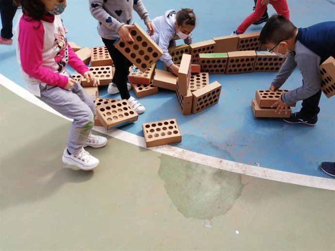 Falla de ladrillos de cartón en un colegio