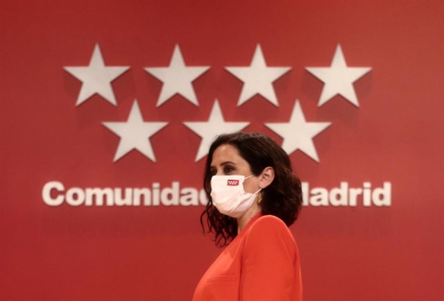 La presidenta de la Comunidad de Madrid, Isabel Díaz Ayuso, a su llegada a una rueda de prensa convocada tras la reunión del Plan Territorial de Protección Civil de la Comunidad de Madrid (PLATERCAM), en la Real Casa de Correos, en Madrid (España), a 15 d