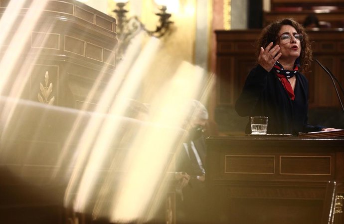 Archivo - La portavoz del Gobierno y ministra de Hacienda, María Jesús Montero, interviene durante una sesión plenaria celebrada en el Congreso