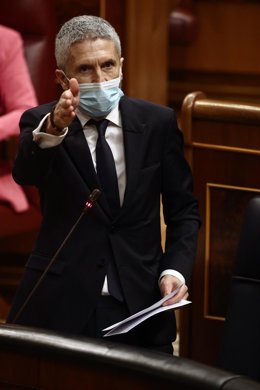 El ministro de Interior, Fernando Grande-Marlaska, señala con la mano durante una sesión de control en el Congreso