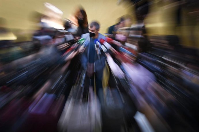 El hasta ahora portavoz de Ciudadanos en las Cortes Valencianas y coordinador autonómico del partido en esa comunidad, Toni Cantó, atiende a los medios