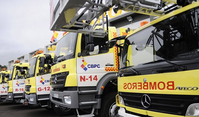 Imagen de archivo de camiones de bomberos.