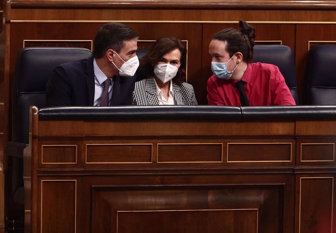 (I-D) El presidente del Gobierno, Pedro Sánchez; la vicepresidenta primera, Carmen Calvo; y el vicepresidente segundo, Pablo Iglesias, en el Congreso de los Diputados, en Madrid, (España), a 17 de marzo de 2021