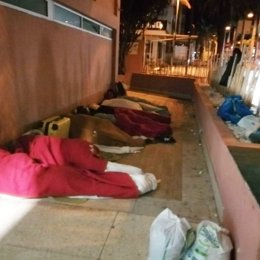 Menores migrantes durmiendo en la calle, en Puerto de la Cruz