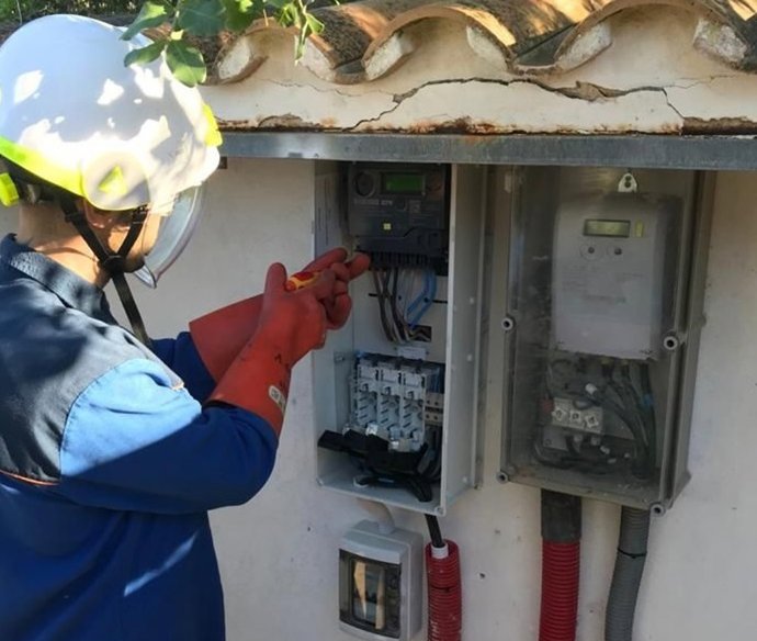 Un operario con un contador de luz.