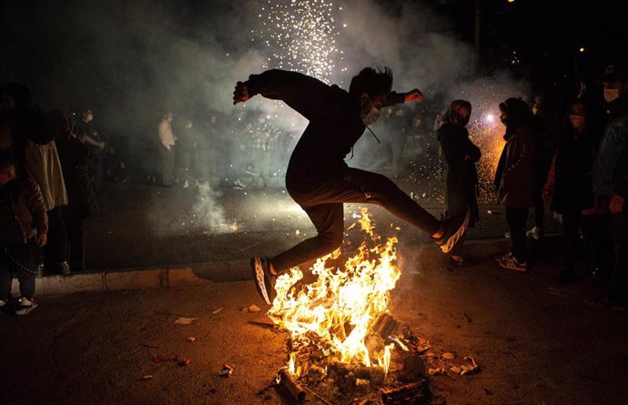 Un hombre salta una fogata durante el Festival del Fuego en Irán