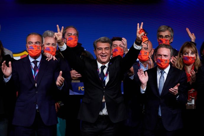 Joan Laporta celebra junto a miembros de 'Estimem el Bara' su victoria en las elecciones presidenciales del domingo 7 de marzo de 2021