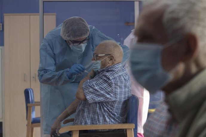Archivo - Imagen de la vacunación contra el Covid en una residencia de San Pedro del Pinatar, en Murcia. Coronavirus