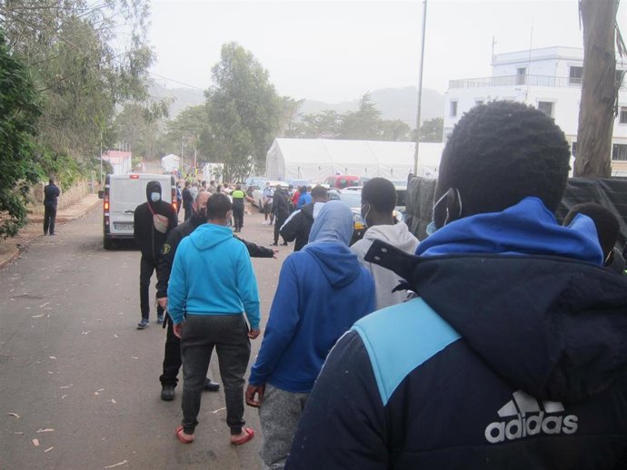 Migrantes entrando al campamento de Las Raíces