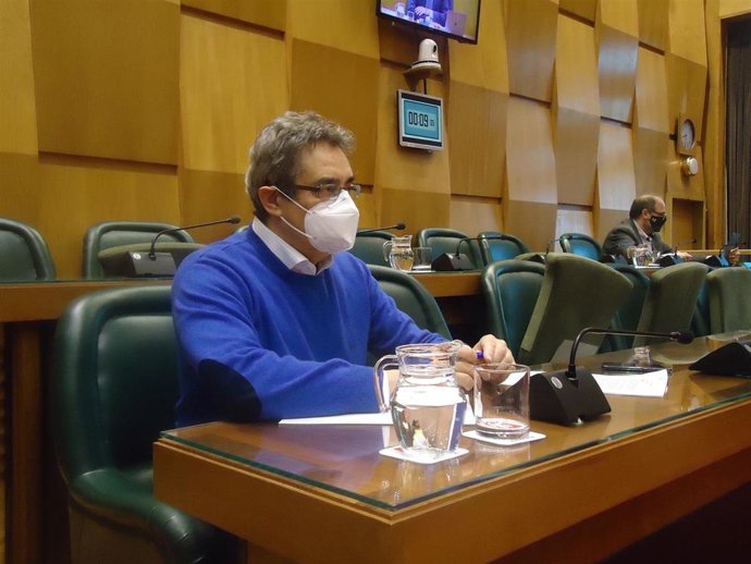 El portavoz del grupo municipal de VOX en el Ayuntamiento de Zaragoza, Julio Calvo