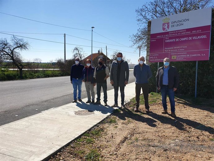 El vicepresidente de la Diputación y diputado de zona, Matías Llorente, y el diputado de Infraestructuras, Luis Alberto Arias, comprueban los resultados de las obras en Villavidel y Malillos de los Oteros.