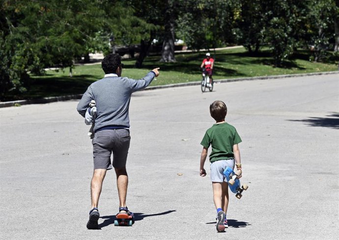Archivo - Un padre y un niño en un parque de Madrid.
