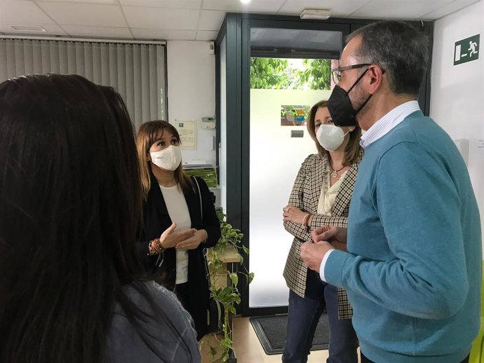 Verónica Pérez con responsables del Colegio de Psicología de Andalucía Occidental