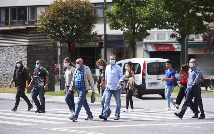 Archivo - Transeúntes pasean por calles de Santander
