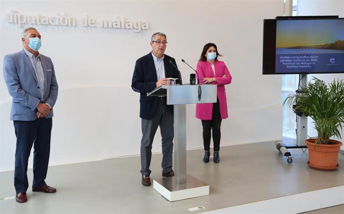 El presidente de la Diputación y de Turismo Costa del Sol, Francisco Salado, en rueda de prensa