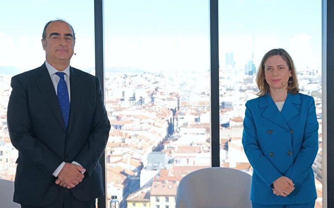 La subsecretaria de Asuntos Económicos y Transformación Digital, Amparo López Senovilla, y el presidente del Instituto de Censores Jurados de Cuentas de España, Ferrán Rodríguez.