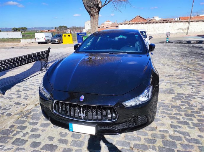 Vehículo de alta gama intervenido por la Guardia Civil tras la detención de dos personas por una macroestafa a compañías aseguradoras