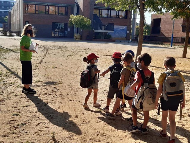 Archivo - Niños y niñas participan en las actividades de verano de la Fundació Pere Tarrés entre medidas de seguridad por la epidemia del coronavirus, en una fotografía del 22 de junio del 2020.