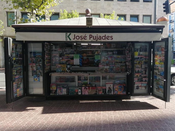 Archivo - El presidente de la Asociación de Vendedores de Prensa de La Rioja y propietario, José Pujades, en su quiosco