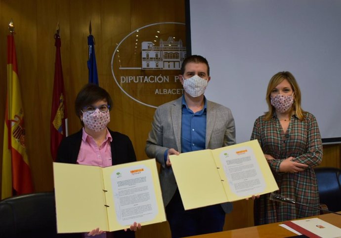 Firma de un convenio entre el presidente de la Diputación de Albacete, Santi Cabañero, y la Fundación El Sembrador de Cáritas para el servicio de recogida textil de ropa y calzado