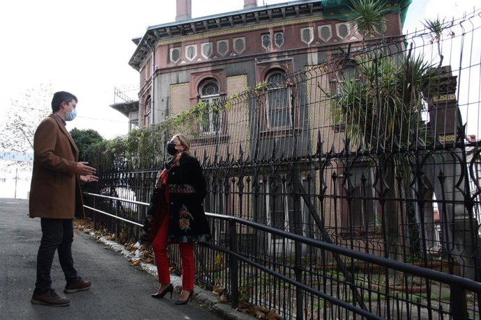 Archivo - Fernández y González, concejales del PSOE, en el Palacio de Cortiguera