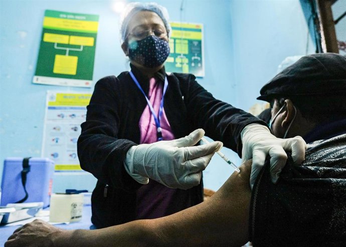 Archivo - Vacunación contra la COVID-19 en Calcuta, India. 