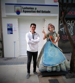El artista fallero Rafa Sánchez, tercera generación de la empresa valenciana Carrozas Sánchez, junto a una de sus creaciones realizadas con tecnología 3D