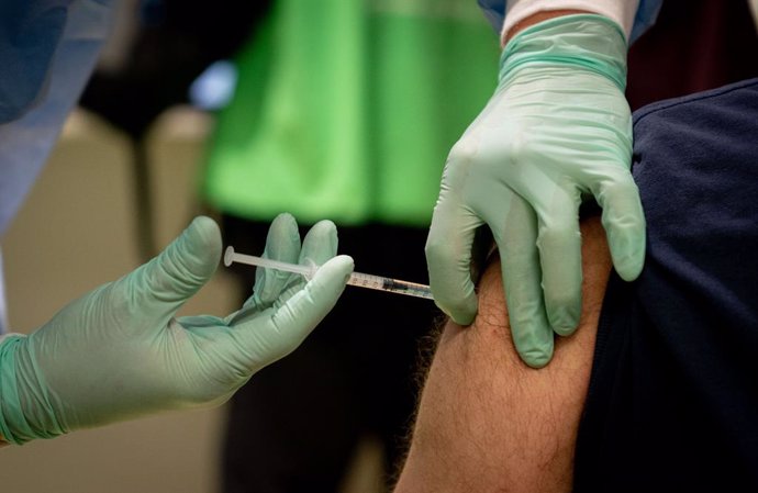 Archivo - 10 February 2021, Berlin: A man receives his dose of the COVID-19 vaccine at the fourth coronavirus vaccination centre in Berlin, located in Terminal C of the former Tegel Airport, during its opening. Photo: Kay Nietfeld/dpa-pool/dpa