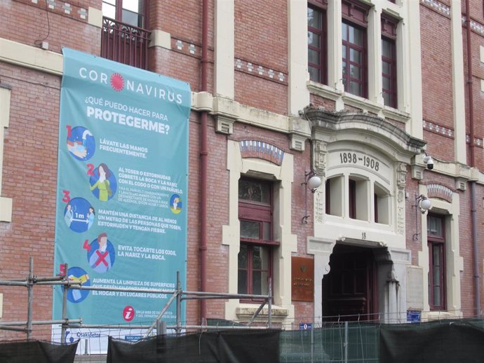 Archivo - Cartel informativo sobre el coronavirus en la fachada del hospital de Basurto, en Bilbao