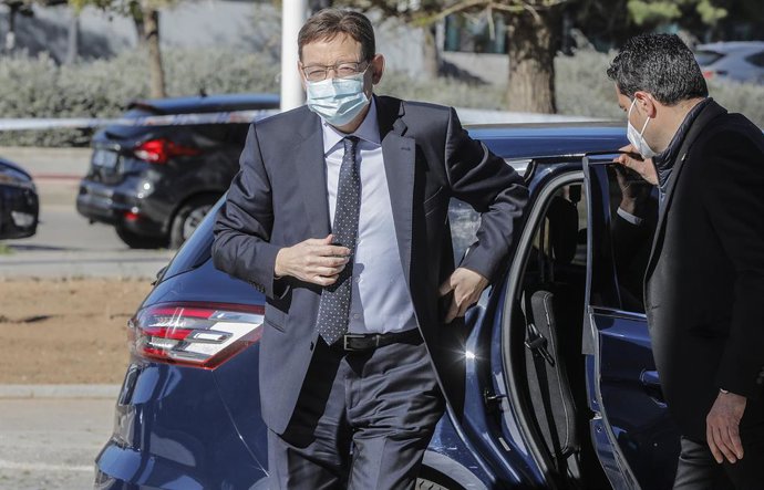 El presidente de la Generalitat, Ximo Puig, a su llegada al encuentro de alcaldes y alcaldesas de municipios falleros, en el Palacio de Congresos, Valencia, Comunidad Valenciana, (España), a 17 de marzo de 2021. La reunión se propuso tras la cancelación