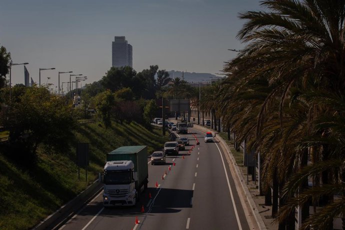 Archivo - Vehículos realizan cola durante un control de movilidad en la Ronda del Litoral dirección salida de Barcelona, Catalunya (España), a 30 de octubre de 2020. 