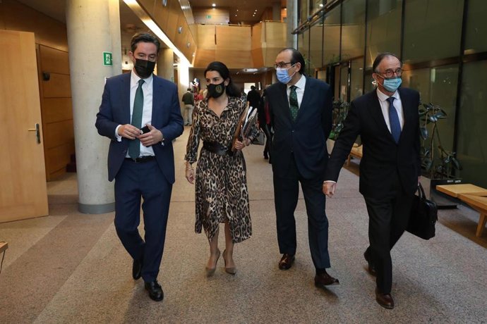 La portavoz de Vox, Rocío Monasterio (2i), y el diputado de Vox, José Luis Ruiz Bartolomé (1i), antes de una sesión plenaria en la Asamblea de Madrid (España), a 18 de febrero de 2021. El pleno debate hoy sobre el gasto del fondo europeo, líneas estraté