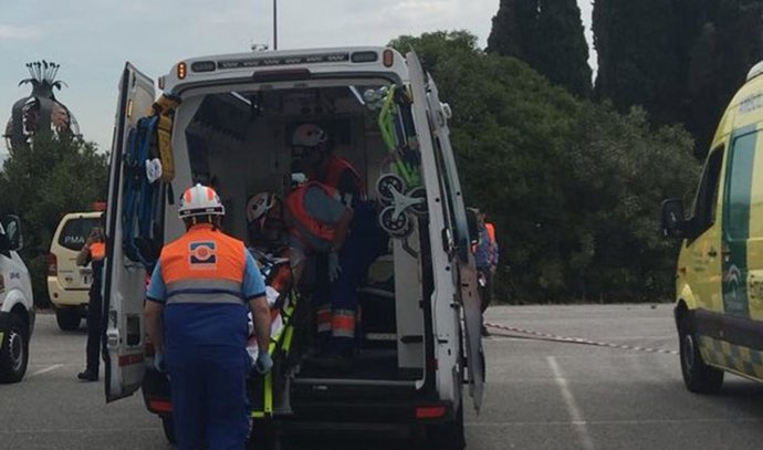 Archivo - Sanitarios asiste a un accidentado