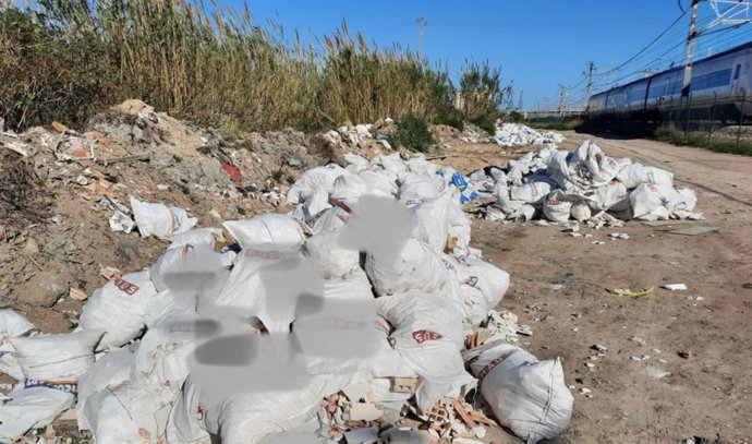Sacos localizados junto a la vía férrea