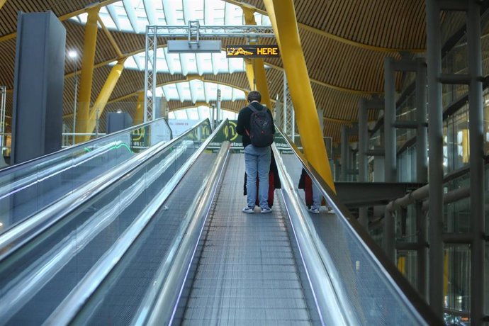 Un hombre sube con su equipaje por una cinta transportadora en la terminal T4 del Aeropuerto Adolfo Suárez Madrid-Barajas, en Madrid (España), a 15 de marzo de 2021.