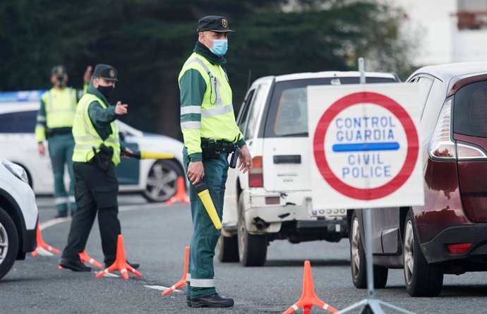 Archivo - Control de la Guardia Civil en un municipio cántabro. Archivo