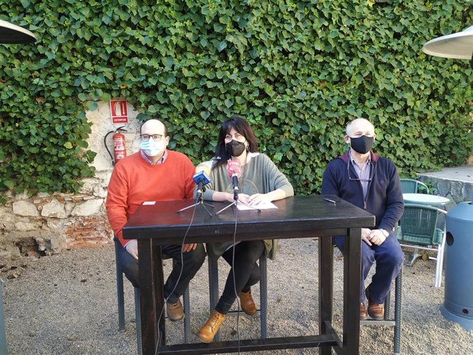 Raúl Martín, Consuelo López e Ildefonso Calvo, concejales de Unidas Podemos en el Ayuntamiento de Cáceres