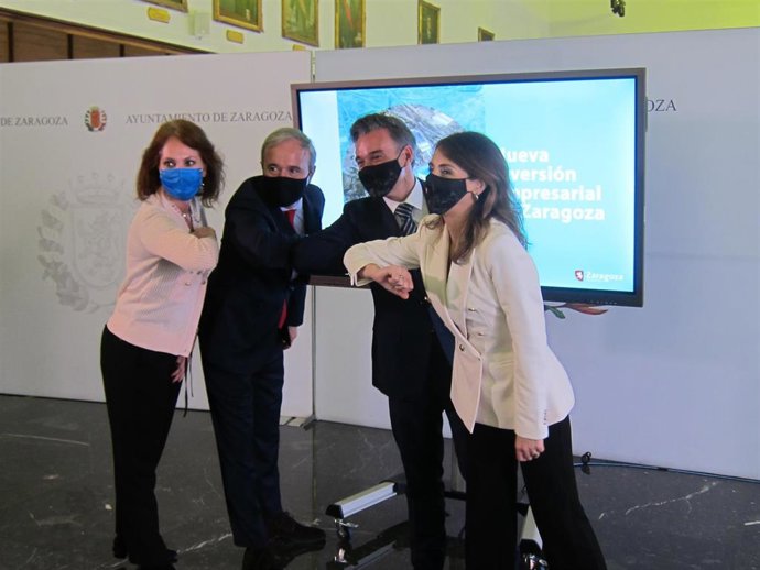 El alcalde de Zaragoza, Jorge Azcón, junto a otros consejeros municipales presentan la instalación de una planta de Becton Dickinson en Empresarium