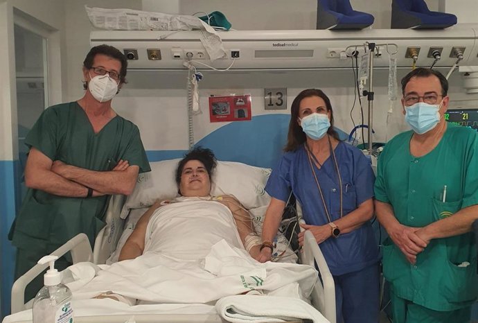 Una paciente cordobesa de Covid-19 que superó la enfermedad, con profesionales del Hospital Reina Sofía de Córdoba, en una imagen de archivo.