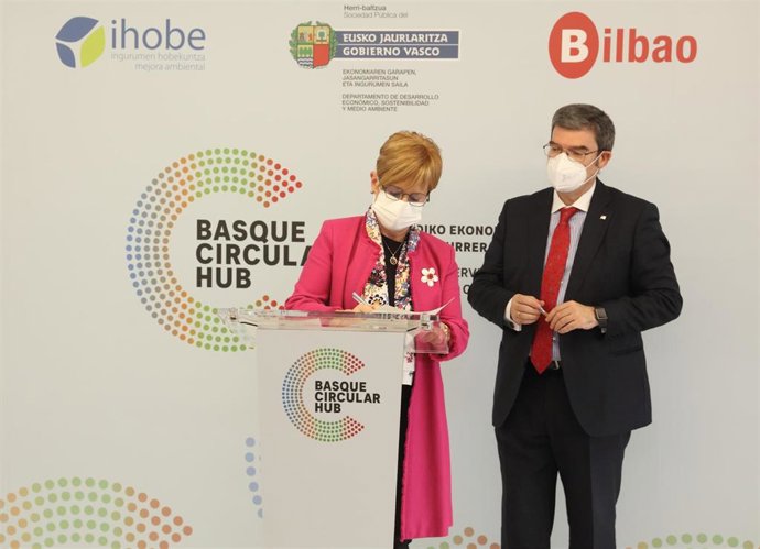La consejera de Desarrollo Económico, Sostenibilidad y Medio Ambiente, Arantxa Tapia, y el alcalde de Bilbao, Juan Mari Aburto, en la presentación del Basque Circular Hub.