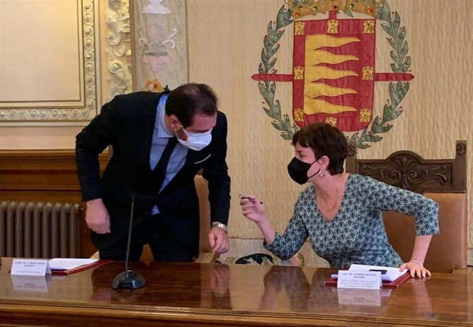 El alcalde de Valladolid, Óscar Puente, conversa con la concejal de Medio Ambiente y Desarrollo Sostenible, María Sánchez, antes de la rueda de prensa.