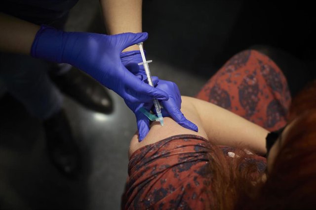 Archivo - Una trabajadora sanitaria es vacunada contra la COVID-19 en Pamplona.