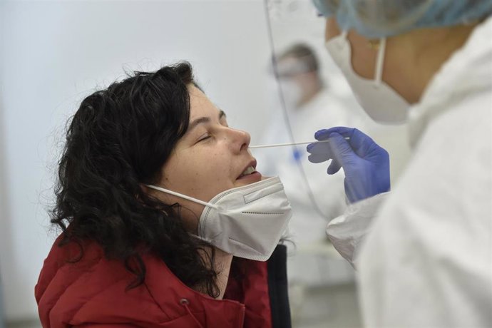 Baleares registra 43 nuevos casos y el contagio de un usuario de una residencia.