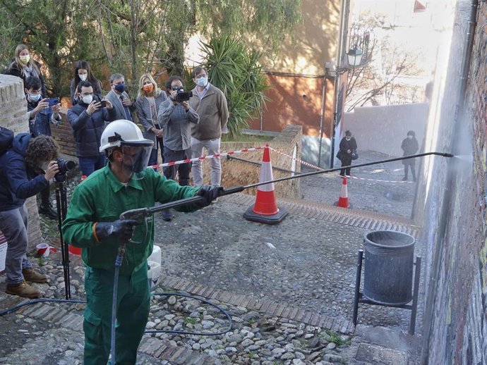 El Ayuntamiento limpia de pintadas el entorno del aljibe del Zenete