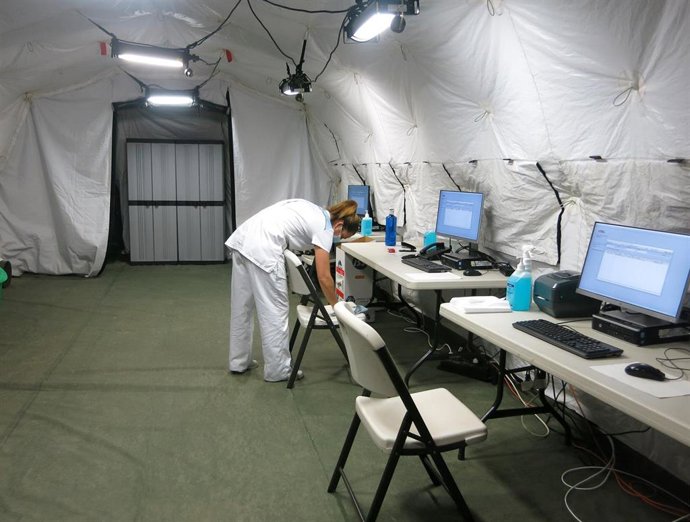 Trabajadora de la limpieza en la carpa instalada en el Hospital Clínico de Zaragoza a causa de la pandemia del coronavirus SARS-CoV-2.