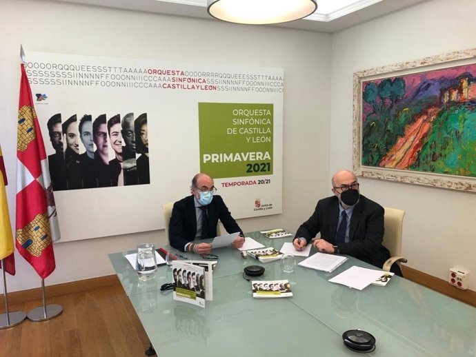 Javier Ortega comparece en rueda de prensa acompañado de Juan González-Posada.